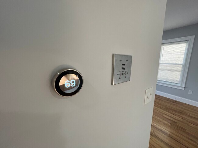 Building Photo - 372 Oxford St