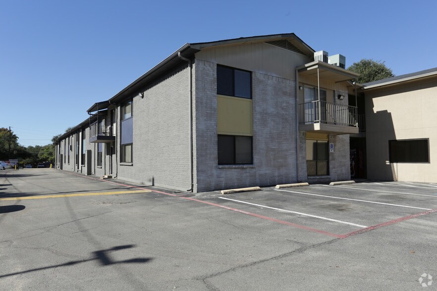 Building Photo - Everton at Bellmar