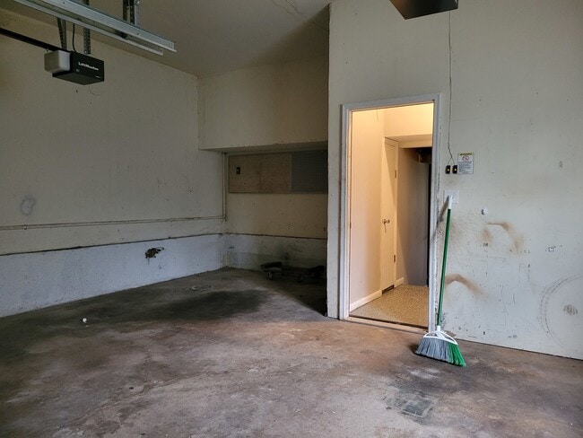 Building Photo - 906 Blackhawk Dr