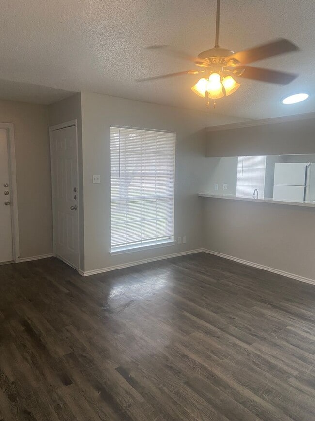 Building Photo - 2 bedroom 2 bath Duplex