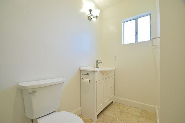 Building Photo - 3 Bedroom 2 bath Home, 2 Car garage, Air Conditioned