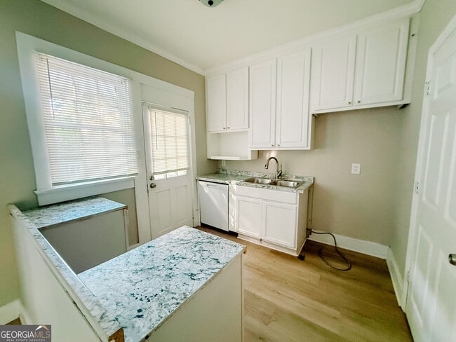 Building Photo - 967 Glenridge Dr