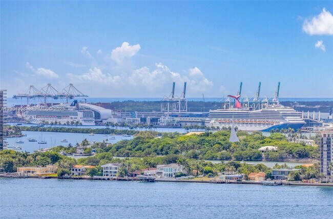 Building Photo - 700 NE 26th Terrace