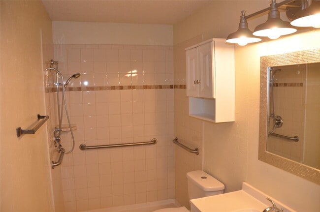 Building Photo - 448 N Joekel Ave