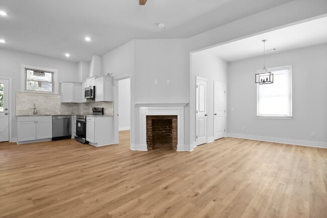 Building Photo - 826 W Victory Dr