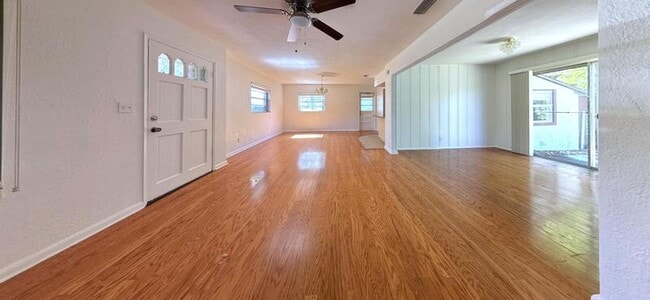 Building Photo - 1502 W Country Club Dr