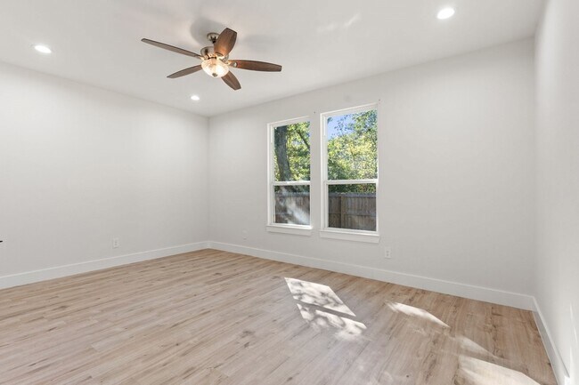 Building Photo - 150 Bandera Cir