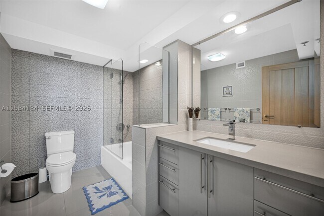 Building Photo - 801 N Venetian Dr