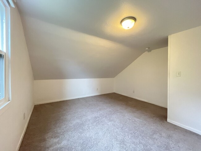 Building Photo - Large NW Portland Home Near Shops & Restaurants with Finished Basement & Bay Windows