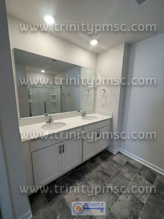 Building Photo - LOOK AT THIS BEAUTY!