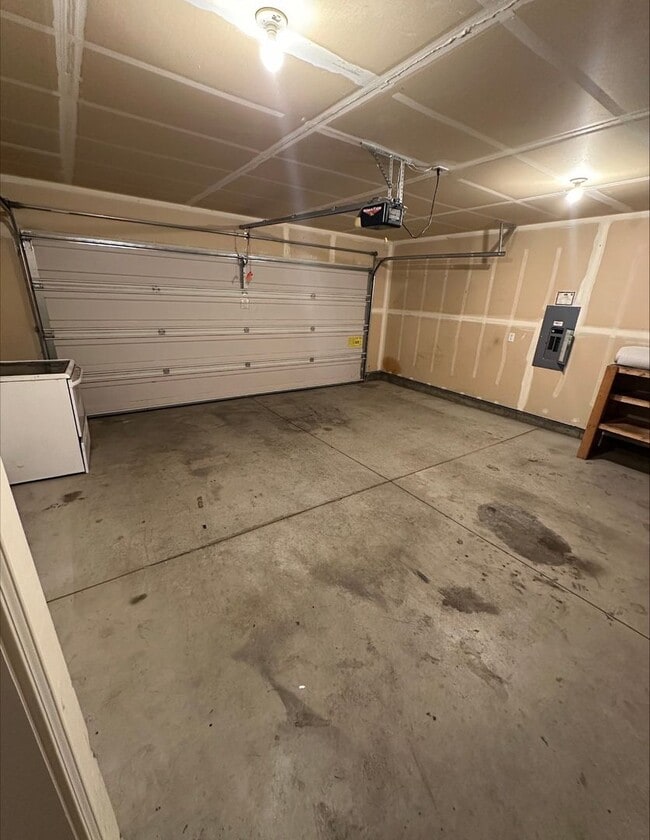 Building Photo - 3 bed|2 bath house with NEW PAINT & CARPET!