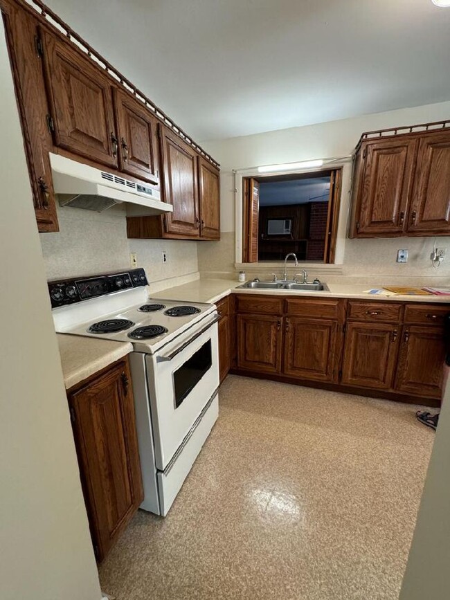 Building Photo - 2511 Meadow Dr