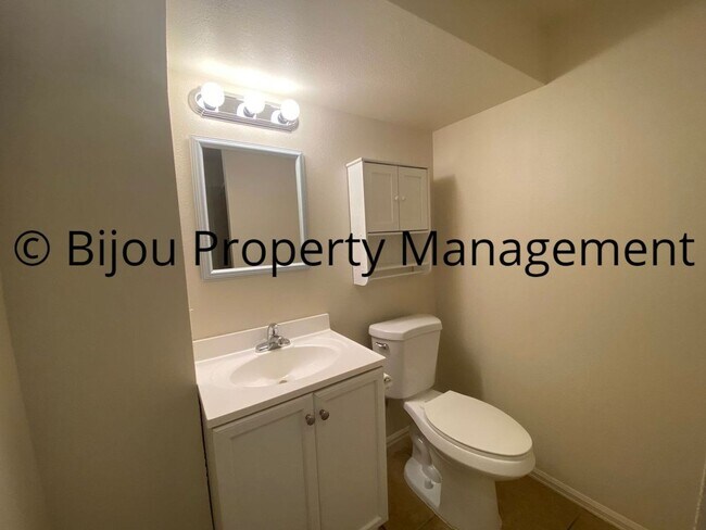 Building Photo - Gold Hill Townhome
