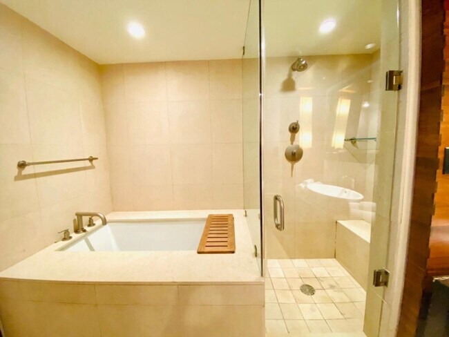 Building Photo - 6801 Collins Ave