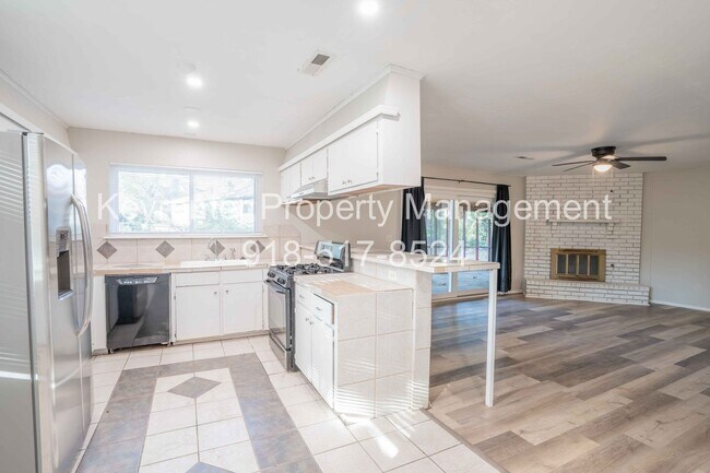 Building Photo - 3 Bed / 2 Bath / Near Tulsa Arts District
