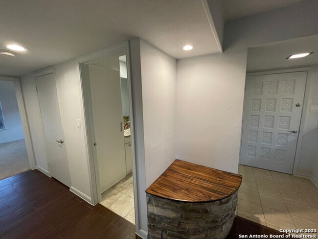 Building Photo - Unique 5BR/3B home in desirable Enchanted Forest on 1/4 acre