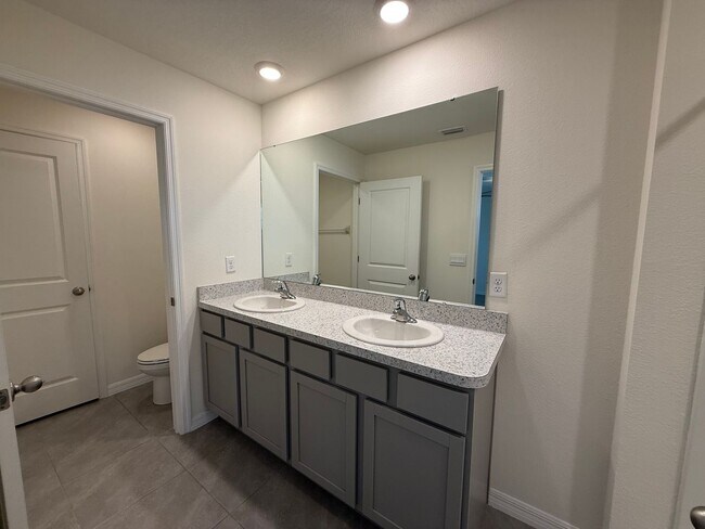 Building Photo - Newly built 3 bedroom home in a quiet Cul-...