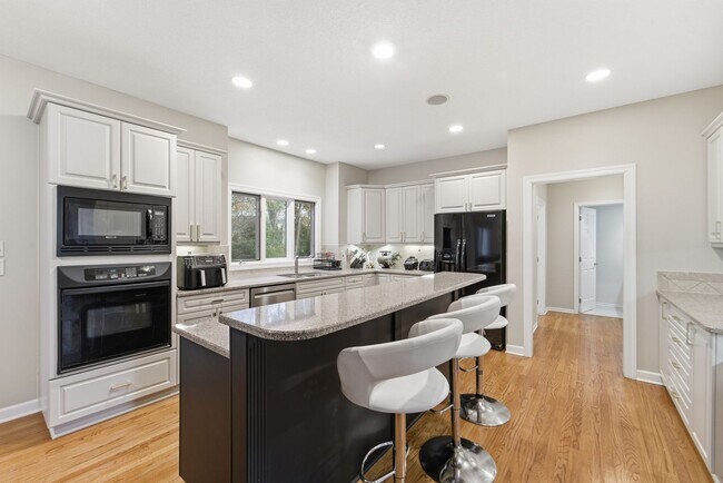 Building Photo - TIMELESS COMFORT!! 4 Bedroom, 4 Bathroom Home in Urbandale!