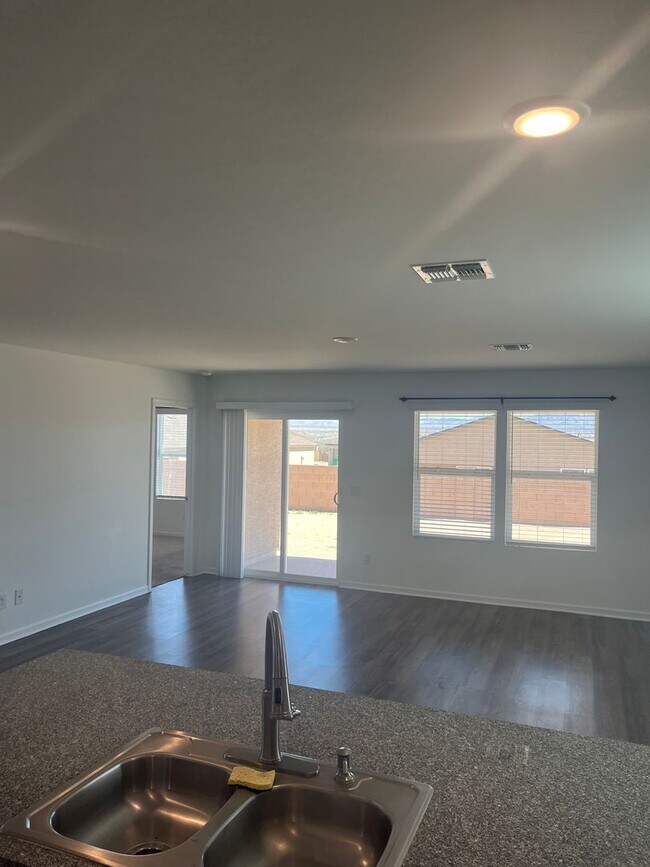 Building Photo - Beautiful 4 Bedroom 2 Bathroom split floor plan home in the newly built Turquoise Hills Neighborh...