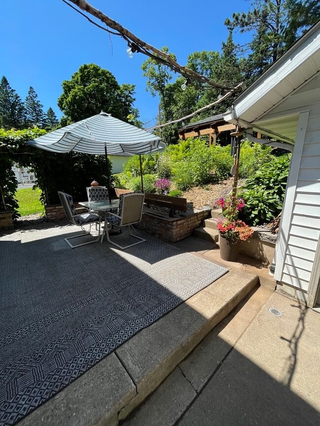 Building Photo - AVAILABLE AUGUST 1ST - Beautiful Single Fa...