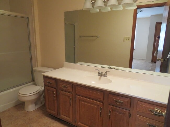 Building Photo - 2 Bedroom 2 Bath Townhouse Available for Rent