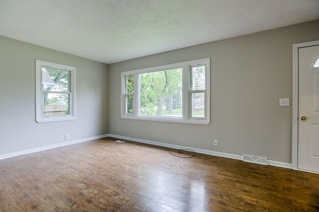 Building Photo - 4 Bedroom Home-Move In Special