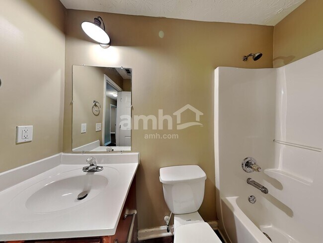 Building Photo - 2175 Village Green Dr