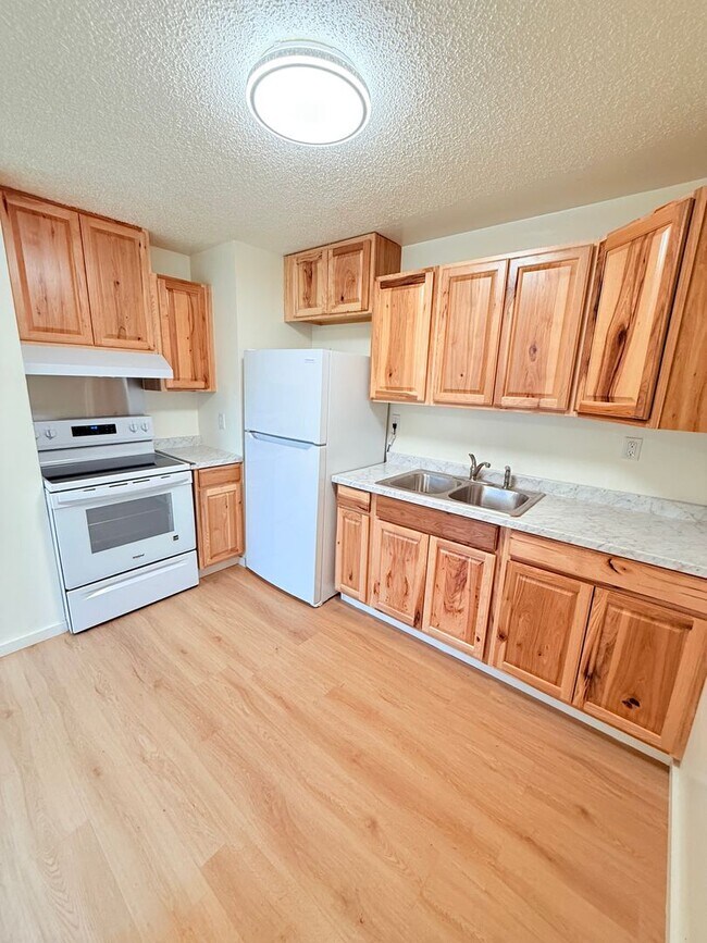 Building Photo - Duplex unit close to Olympic College.