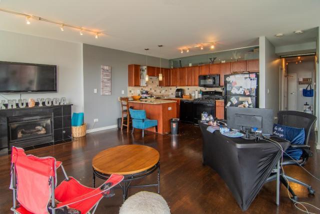 Building Photo - 2 bedroom in CHICAGO IL 60653