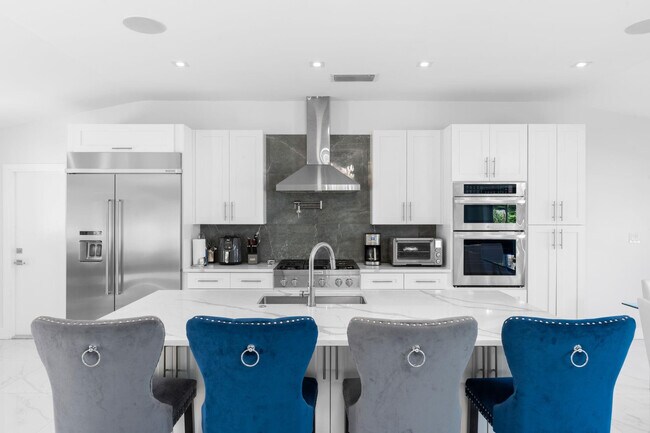 Building Photo - 2813 NE 29th St