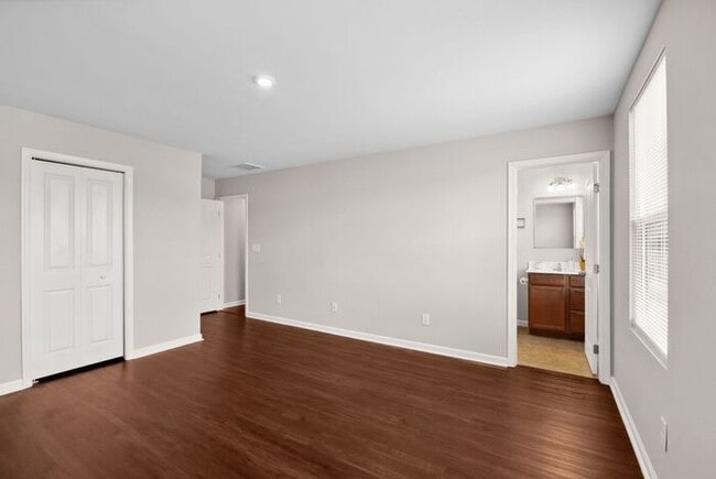 Building Photo - ?Beautifully F?resh Painted Carpetless 4-B...