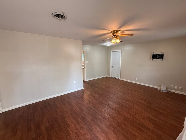 Building Photo - 7 Maple Ln