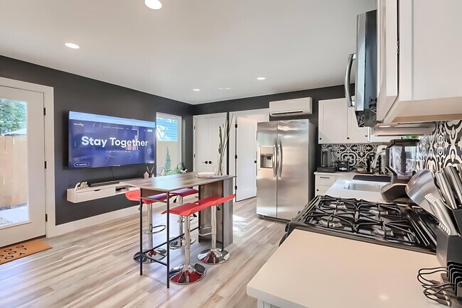 Building Photo - 1503 E 3rd St