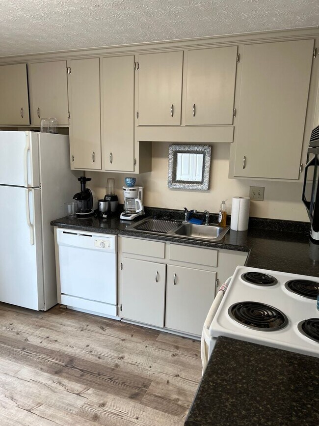 Building Photo - Sleepy Hollow Townhome - Convenient Location and Privacy