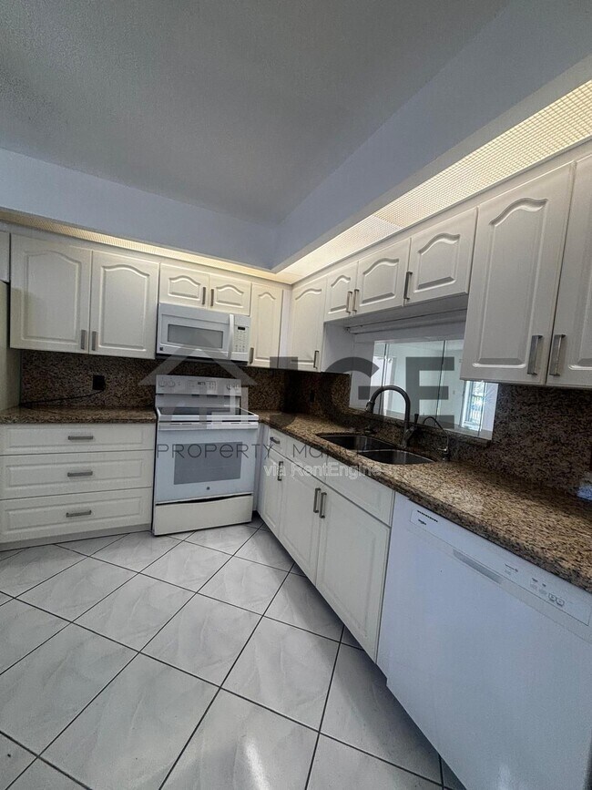 Building Photo - 12600 Sw Ct-5