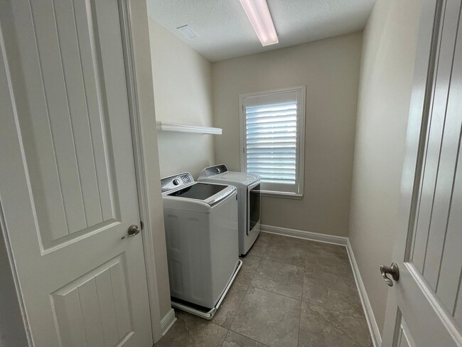 Building Photo - Large 3 Bed 3.5 Bath 2 Car Garage Townhous...