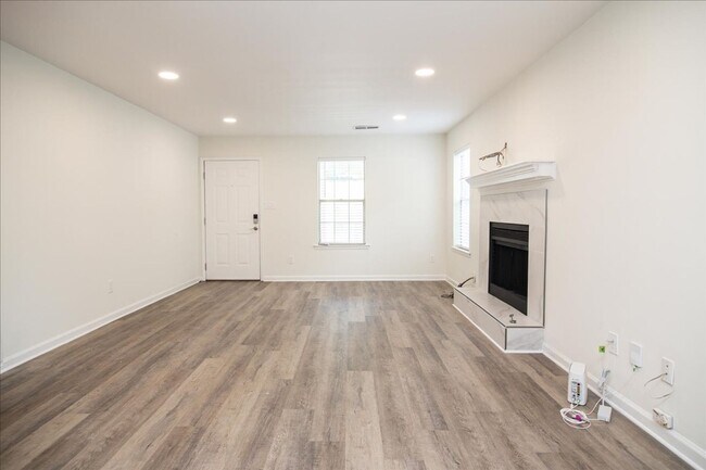 Building Photo - Newly Renovated 3bd/2ba Duplex Unit in Con...