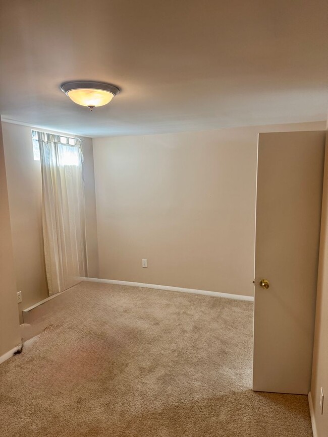 Building Photo - 4 BD 3.5 BA, End Unit