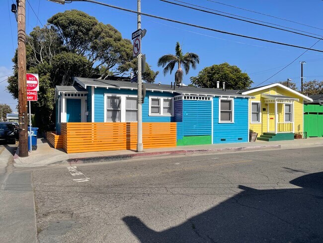 Primary Photo - 402 N Venice Blvd