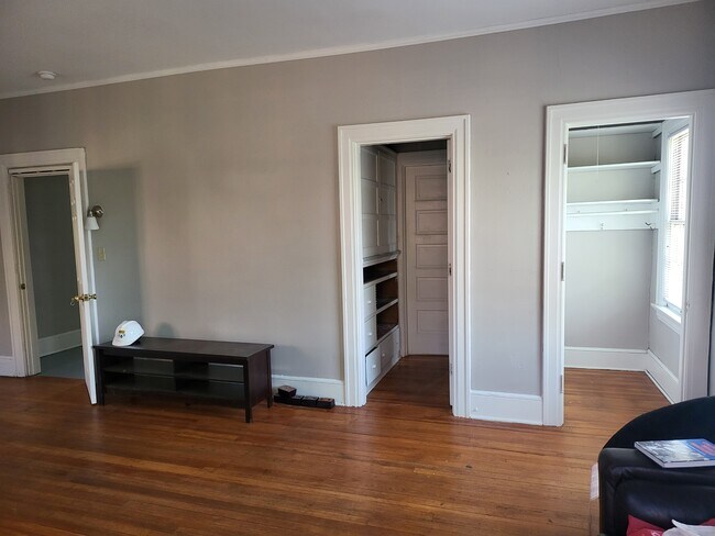 Building Photo - 226 E 16th Ave