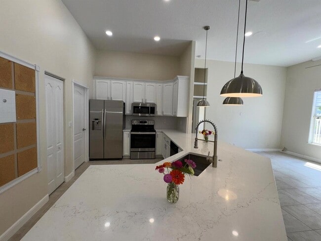 Building Photo - 969 Meadow Ave