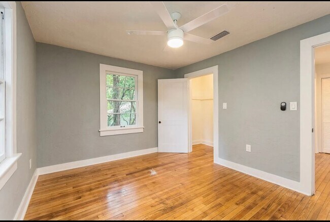 Building Photo - Recently Renovated 2 Bedroom Apartment in ...
