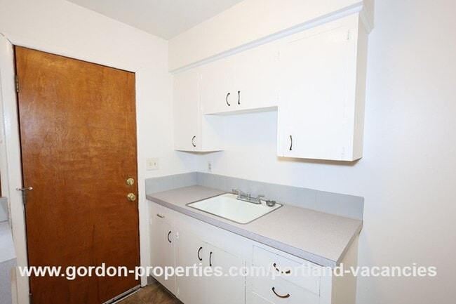 Building Photo - N Denver Ave - 1 bedroom apartment just of...