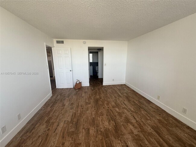 Building Photo - 2025 NE 164th St