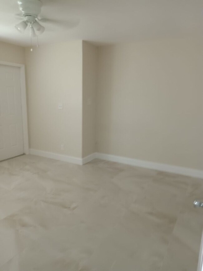 Building Photo - 702