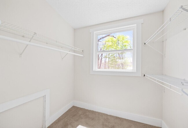 Building Photo - Dream House! Three Bedroom fully Renovated...
