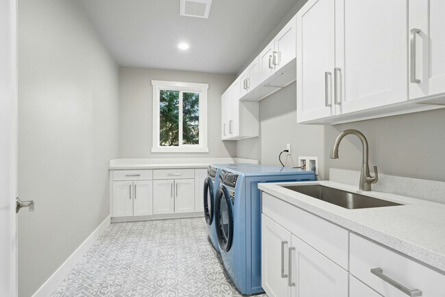 Building Photo - 5Bd/4.5Ba Bellevue House