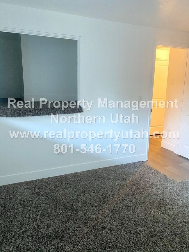 Building Photo - 3 Bedroom 1.5 Bath Townhome Available in Clearfield