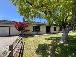 Building Photo - Beautifully Landscaped Home in Skyhawk!