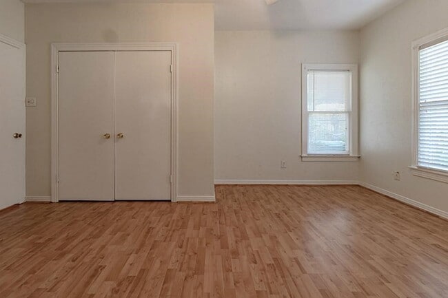 Building Photo - 837 Peddie St